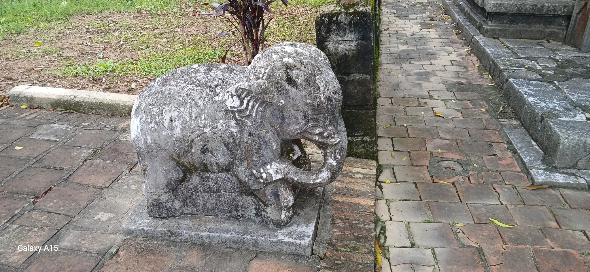 Voi đá trong khuôn viên di tích đình Quán Thánh làng Quyết Tiến, Tiên Phương