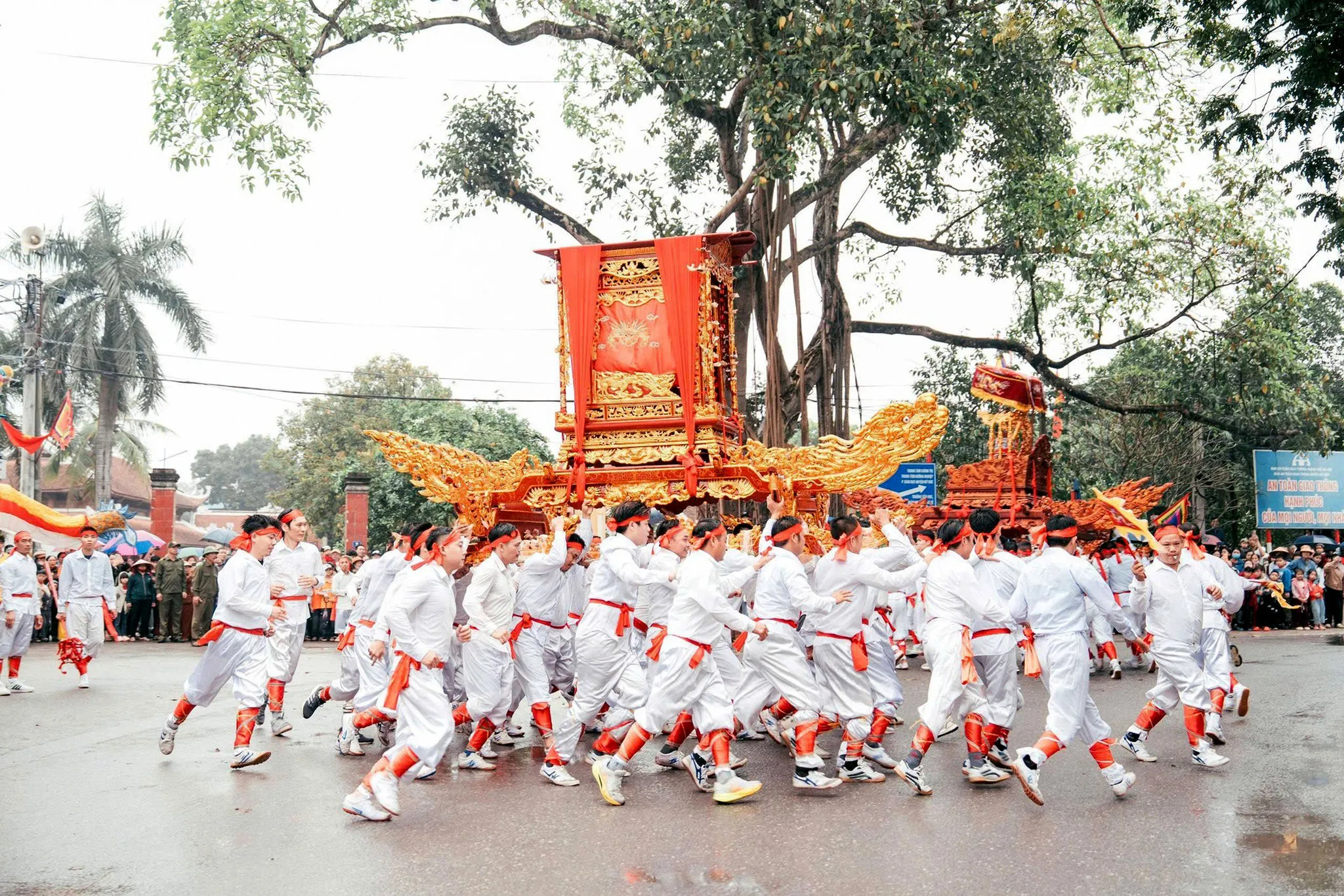 Khoảnh khắc hai kiệu thành hoàng gặp nhau giữa tiếng trống hội dồn dập tại Hội đình Phù Lưu Tế