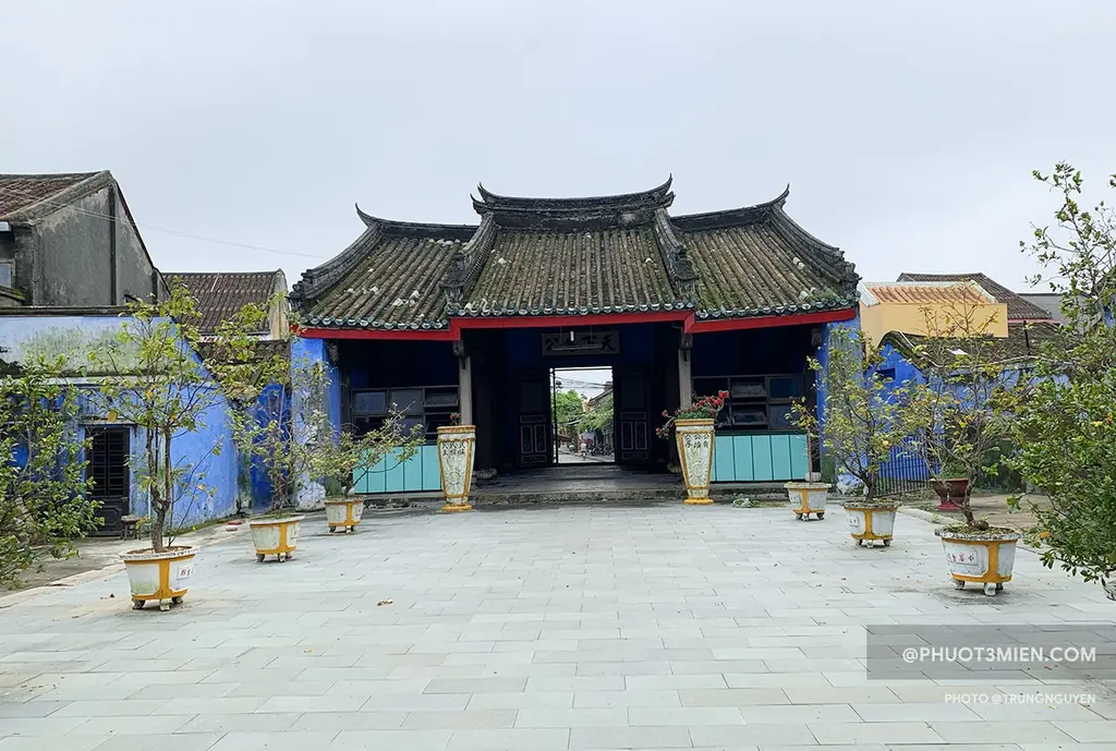 Khuôn viên Hội quán Ngũ Bang