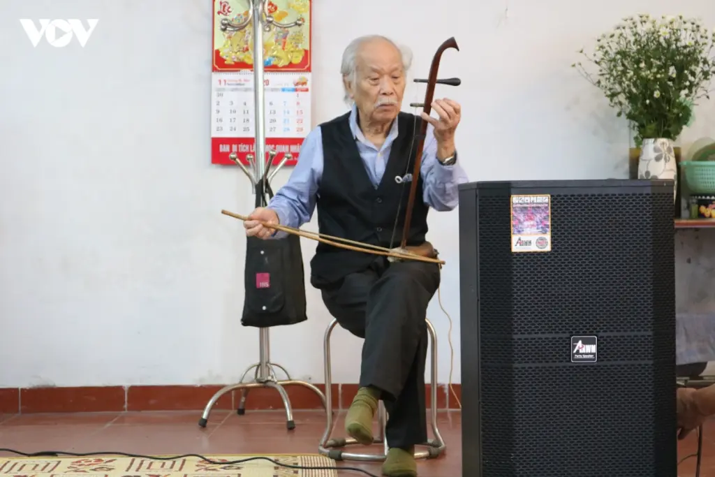 Cụ Đảm say xưa đàn hát những giai điệu của Xẩm