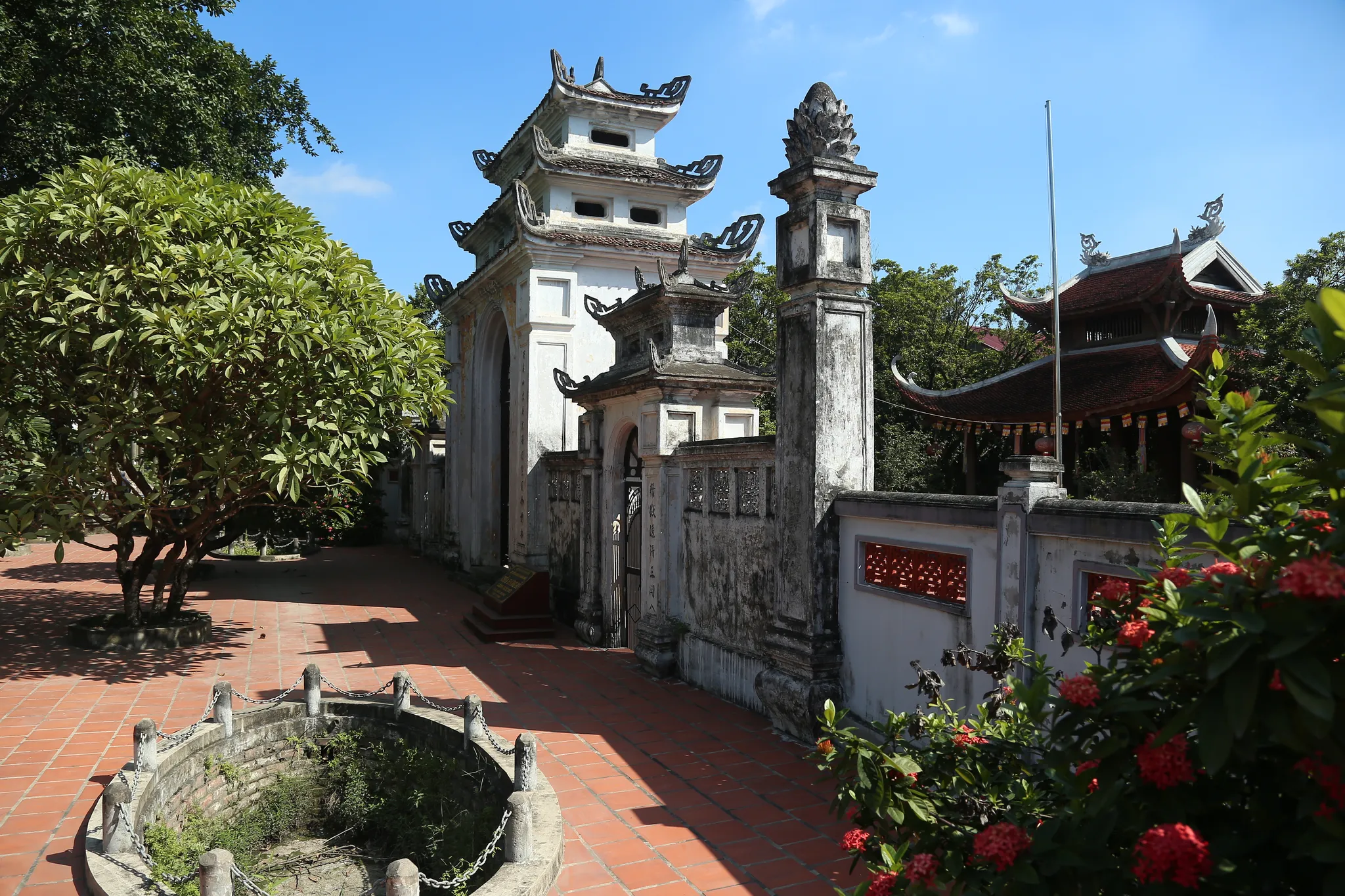 Cổng tam quan Chùa Hòe Thị (hay Hương Đỗ Tự) nhìn từ bên phải