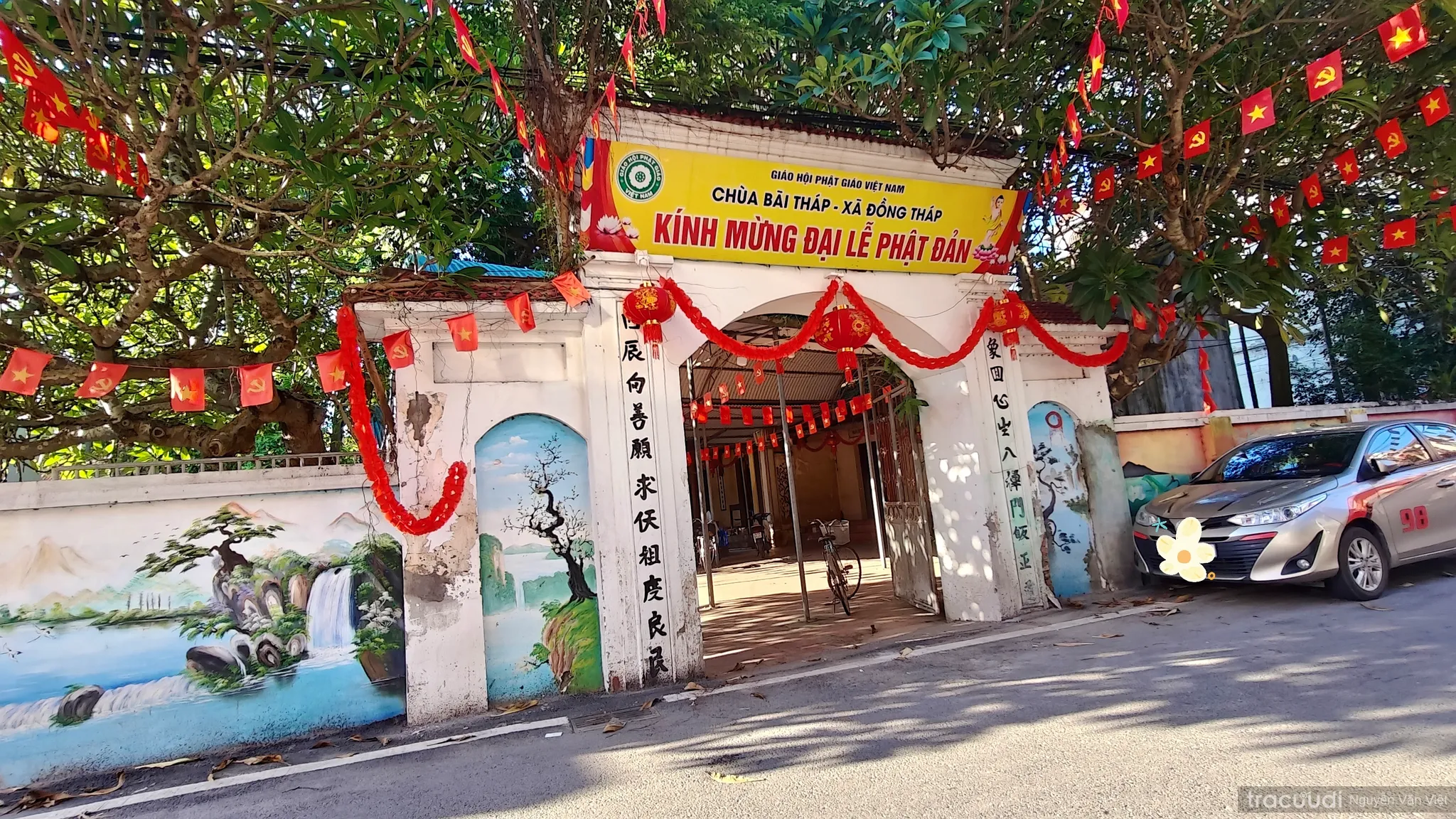 Cổng chính vào chùa Bãi Tháp