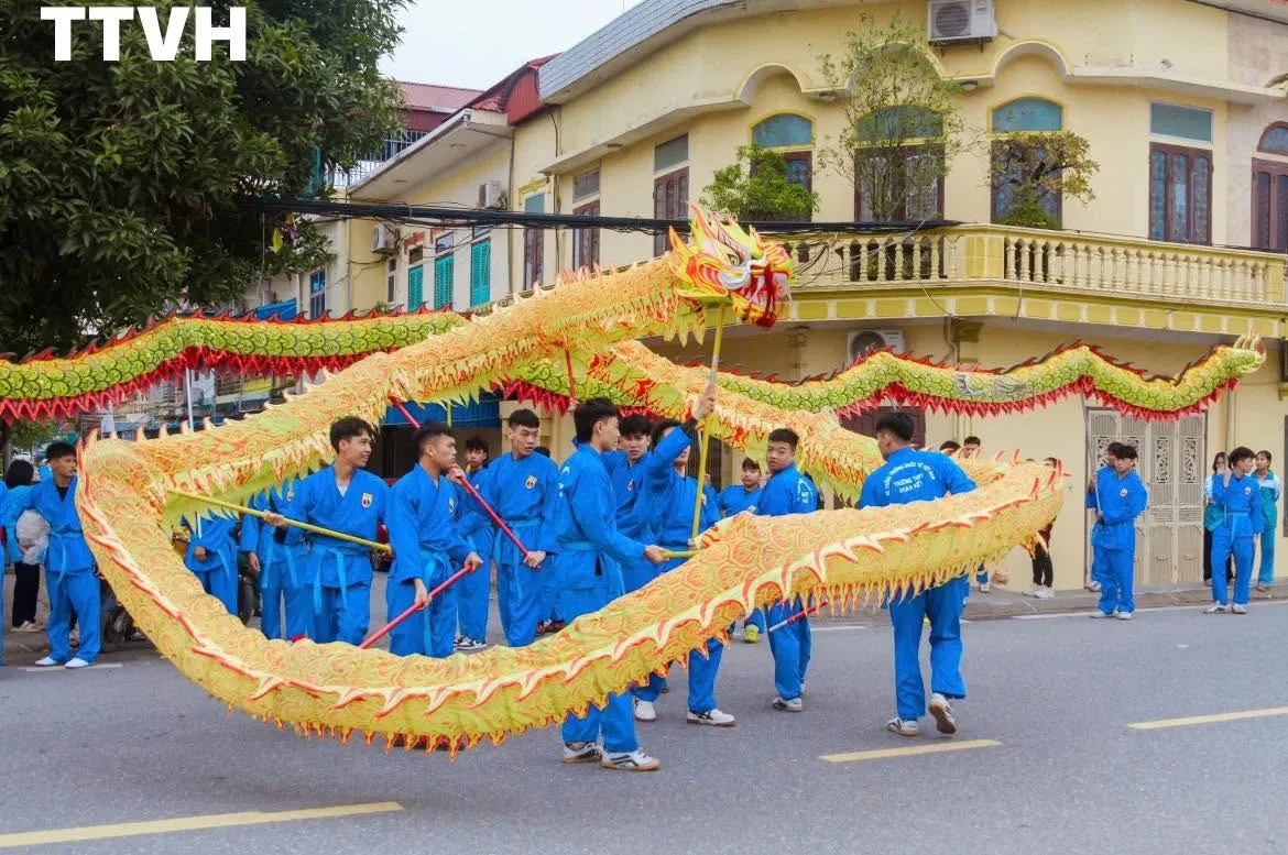 Đội múa rồng tại Lễ hội chùa Cổ Lễ
