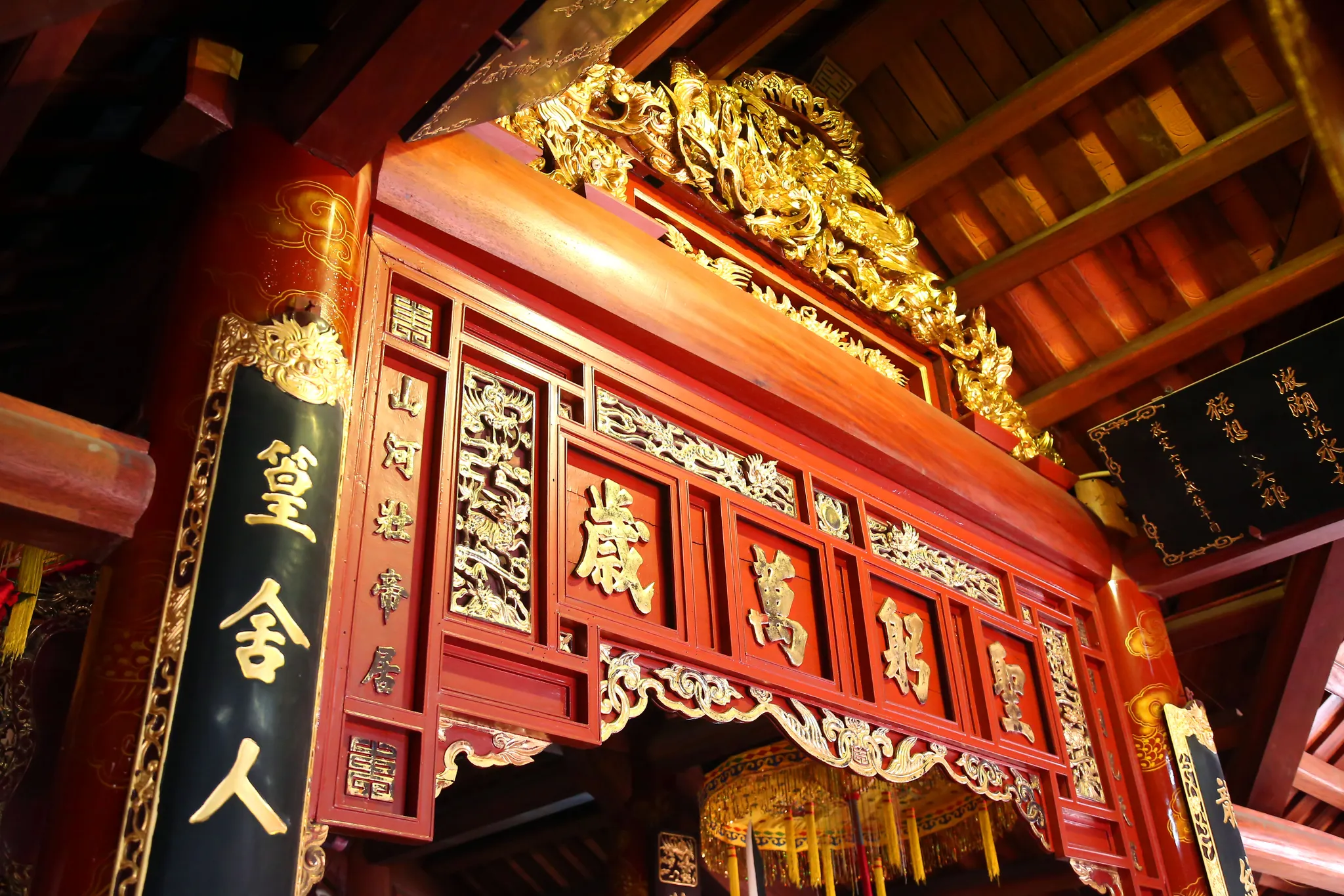 Cửa võng đình Tu Hoàng nhìn từ bên trái