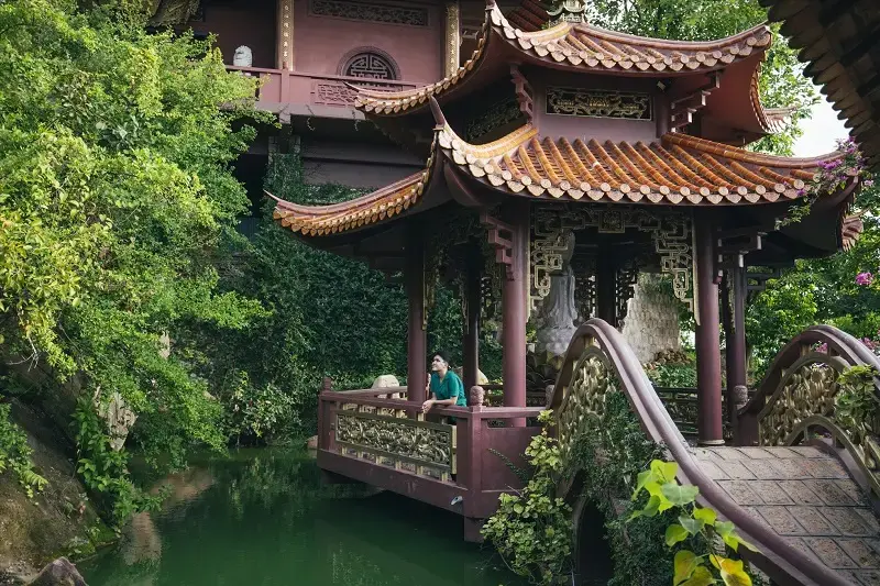Quang cảnh tại Chùa Hang
