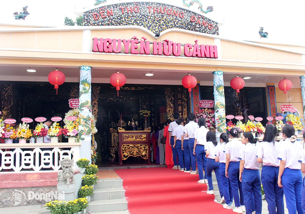 Dâng hương Lễ hội đình Nguyễn Hữu Cảnh