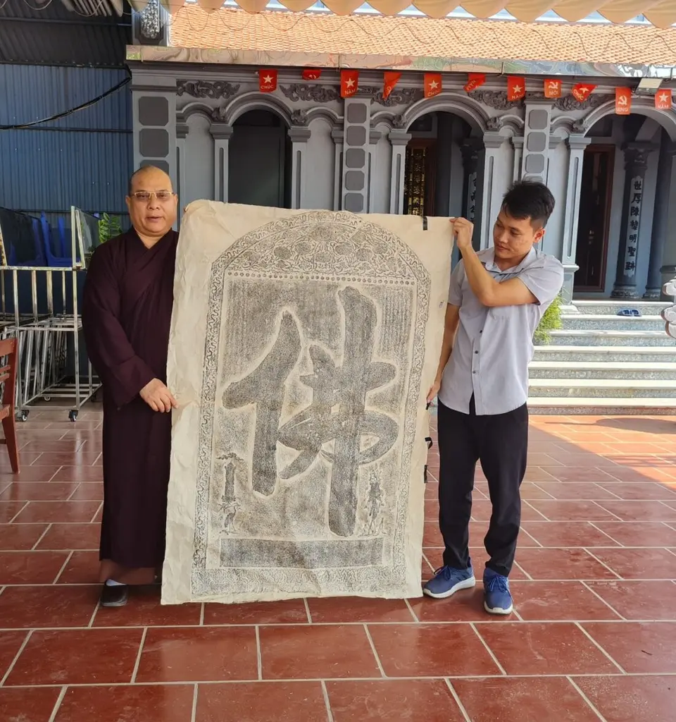 Bản in rập giấy dó mặt trước của bảo vật quốc gia Bia “Sùng Thiên tự bi”