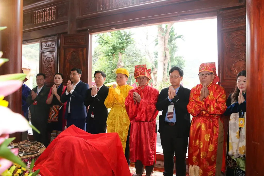 Lãnh đạo huyện và các thầy mo tiến hành lễ tế tại Lễ hội Đền Vạn Cửa Rào