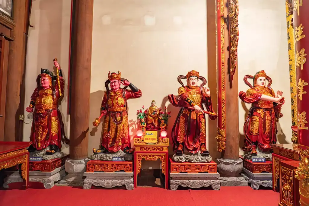 Tượng Hộ Pháp và tượng Phật bên trong Chùa Vân Hồ