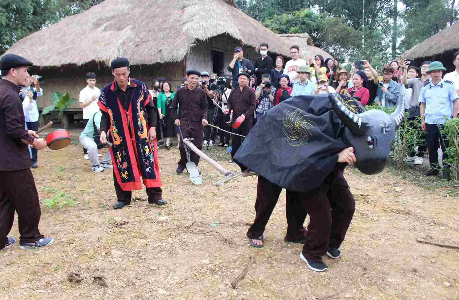 Nghi thức xuống đồng tại Lễ hội xuống đồng của người Cao Lan
