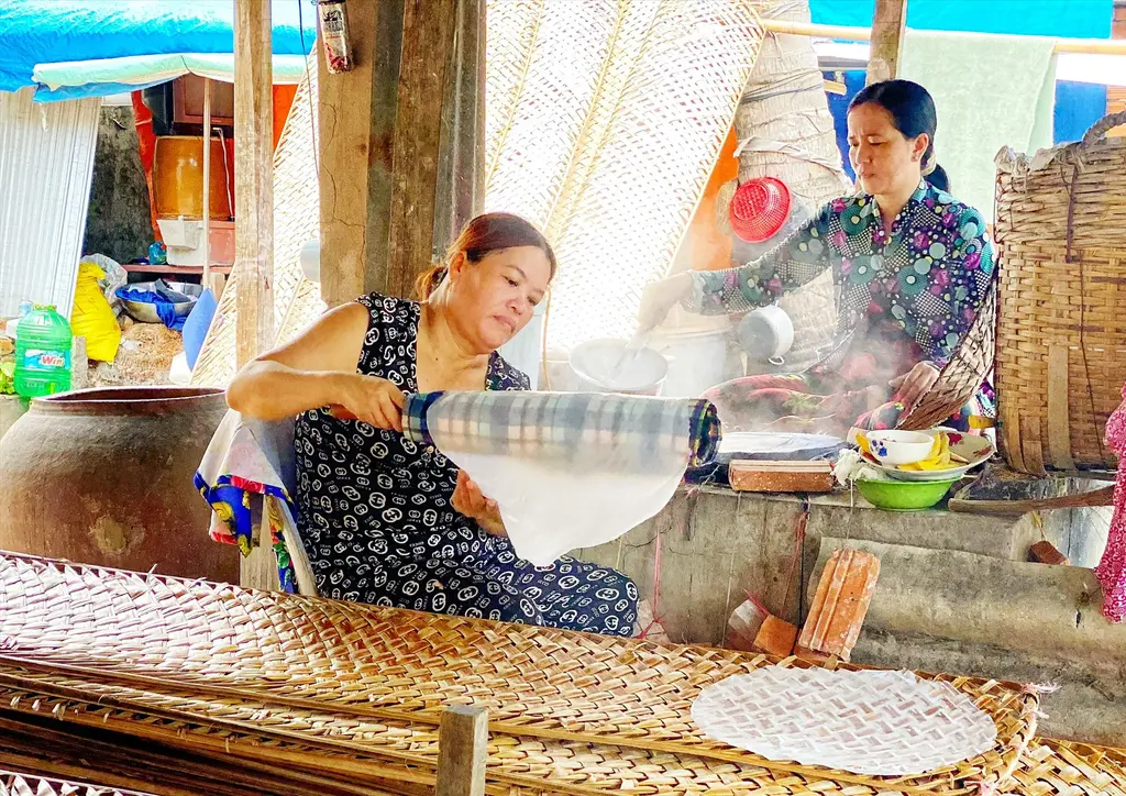 Bánh được đặt lên vỉ sau khi tráng để mang đi phơi