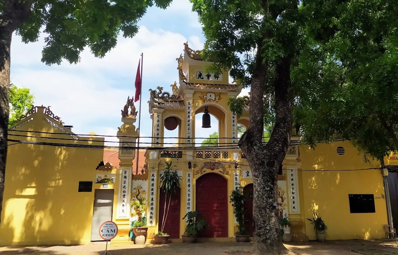 Cổng tam quan Chùa Thiền Quang