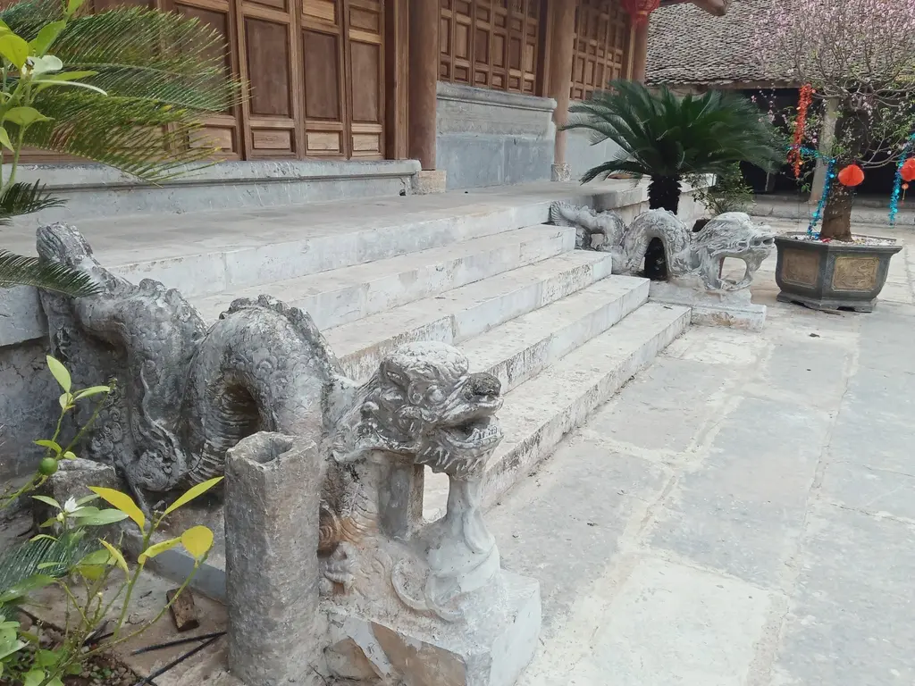 Rồng đá bên bậc thềm đình làng Long Châu Sơn.
