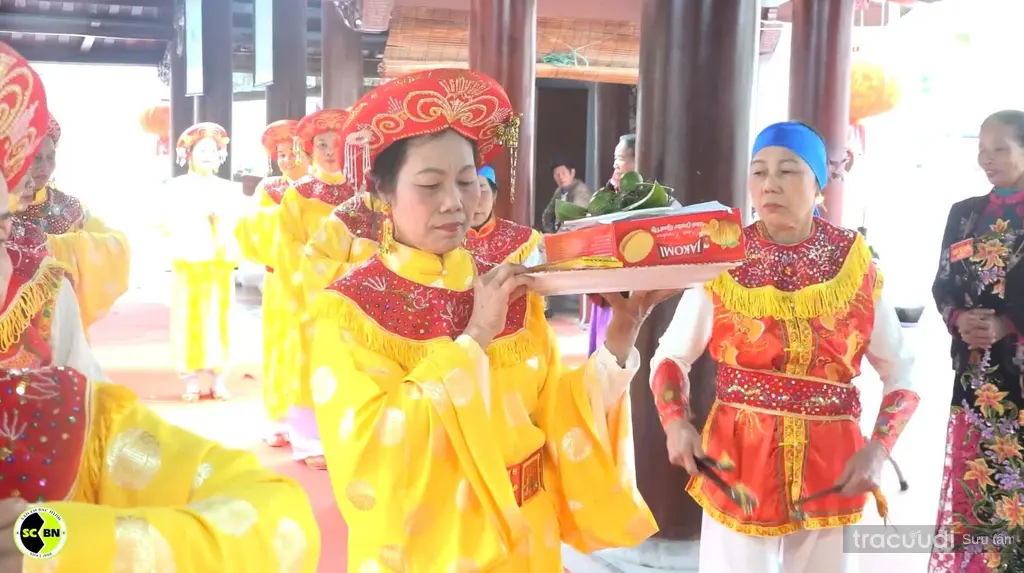 Dâng lễ tại Hội làng Chè