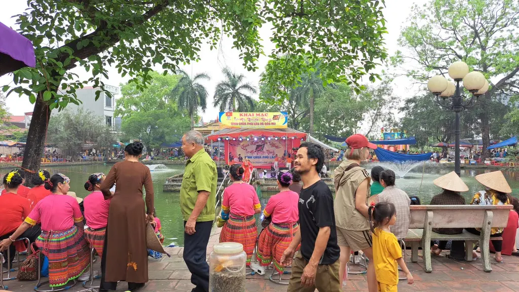 Khung cảnh Lễ hội Đình Chùa Phù Lão