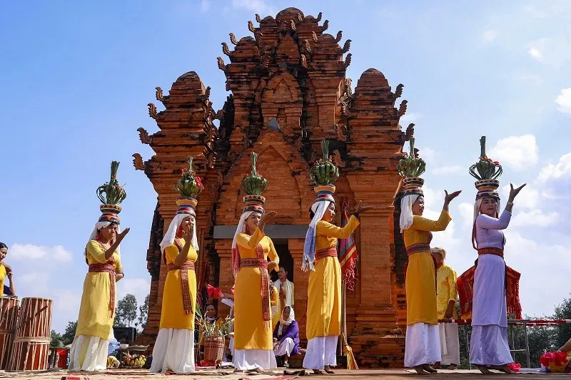 Vũ điệu truyền thống Chăm bên tháp cổ tại Lễ hội Katê