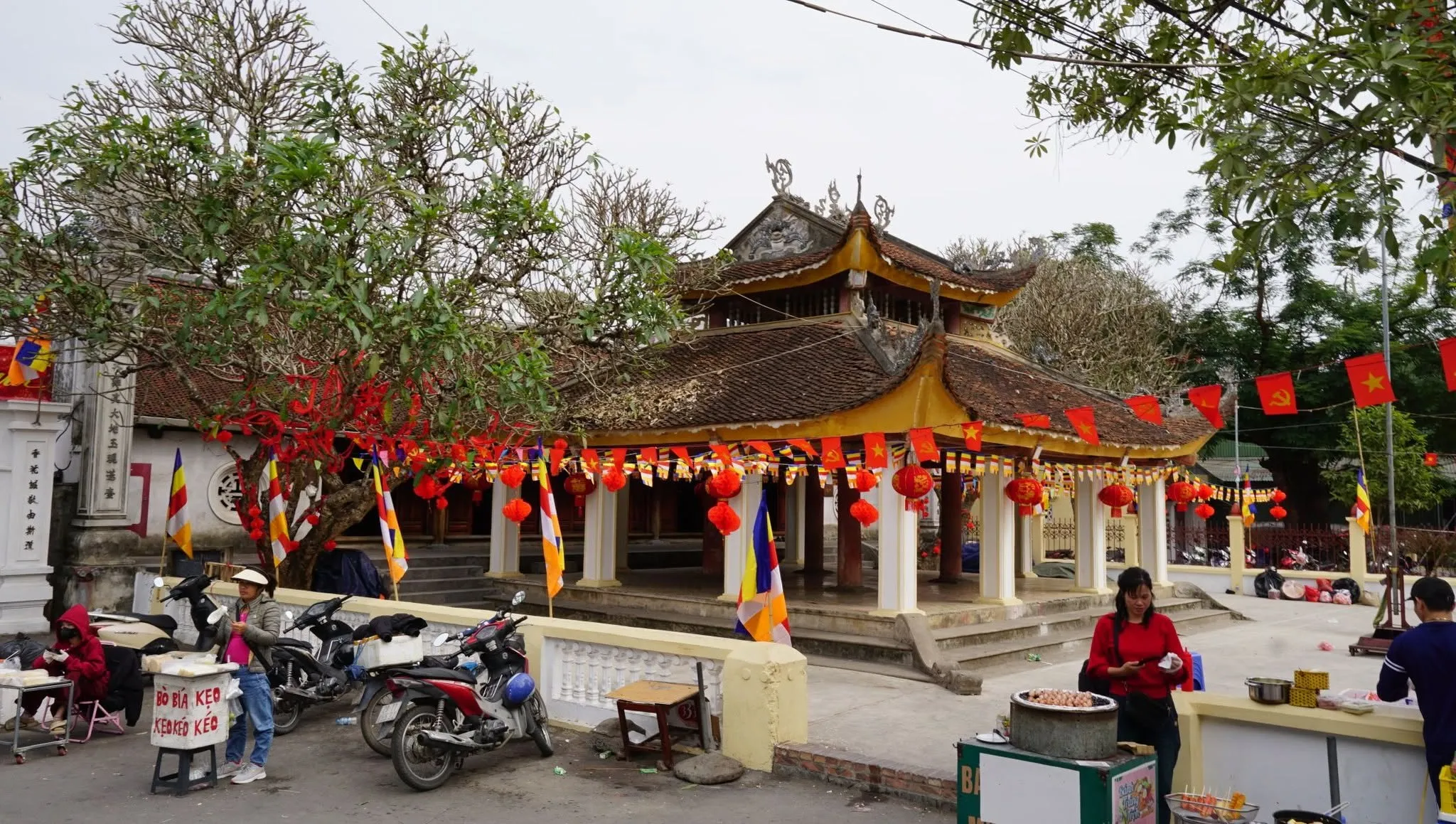 Không gian cảnh quan bên trong Chùa La Cả