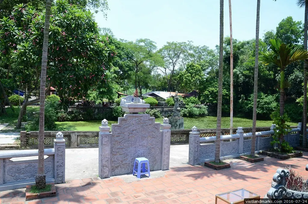 Khuôn viên Đền Thờ Cao Lỗ