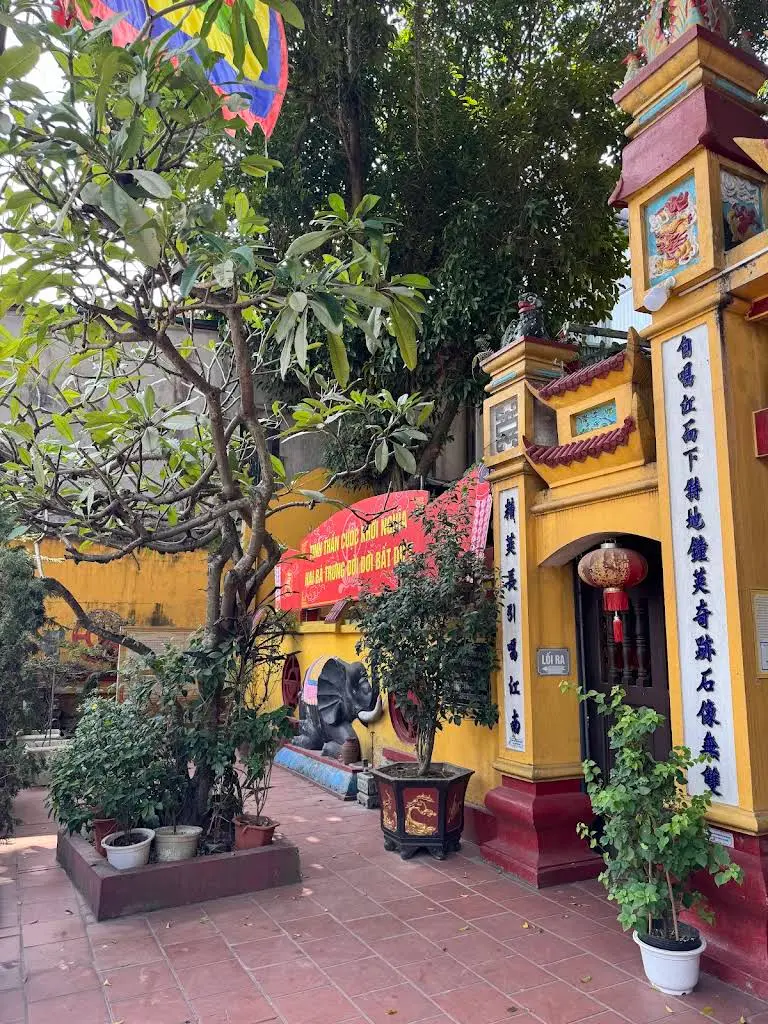 Công tam quan Miếu Hai Bà Trưng