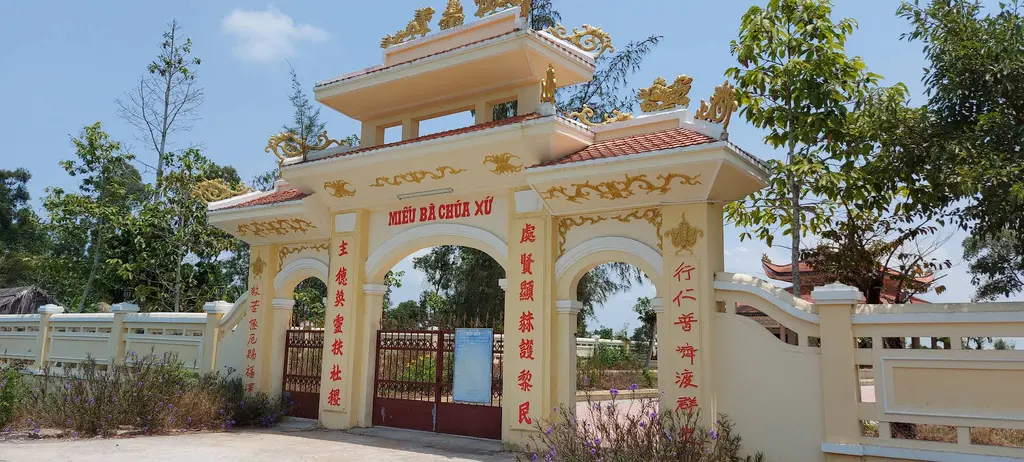Cảnh quan di tích Miếu Bà Chúa Xứ Mỹ Đông