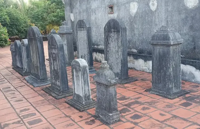 Bia đá tại Chùa Bạch Hào