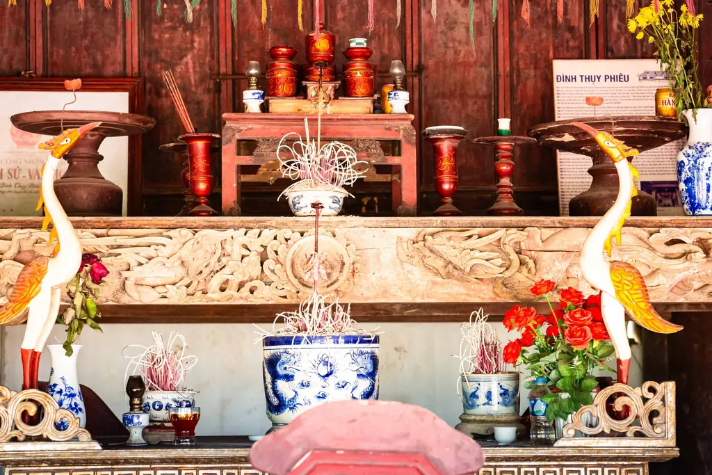 Gian thờ bên trong Đình Thụy Phiêu