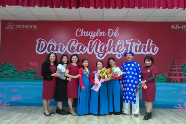 Bà Nguyệt (người cầm hoa) cùng các thành viên câu lạc bộ dân ca