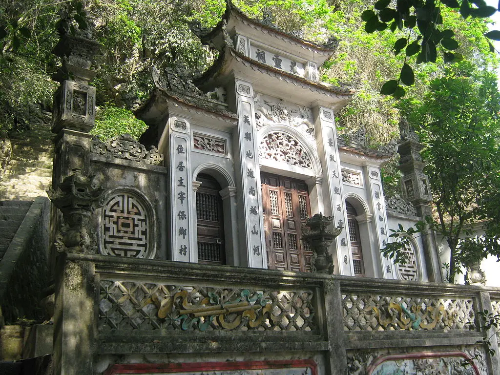 Phủ Đức Ông tại Chùa và Động Địch Lộng