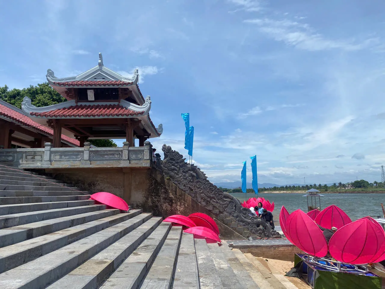 Hoa đăng bên bờ sông Thạch Hãn
