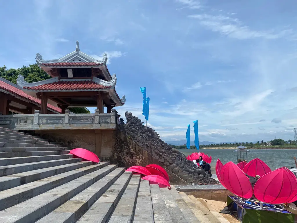 Hoa đăng bên bờ sông Thạch Hãn