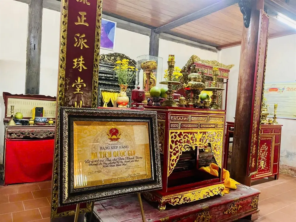 Không gian bên trong phủ thờ Diên Khánh Vương