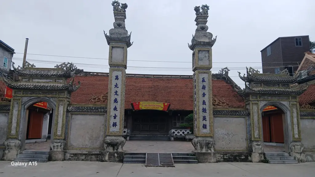Cổng vào đình làng Bát Tràng
