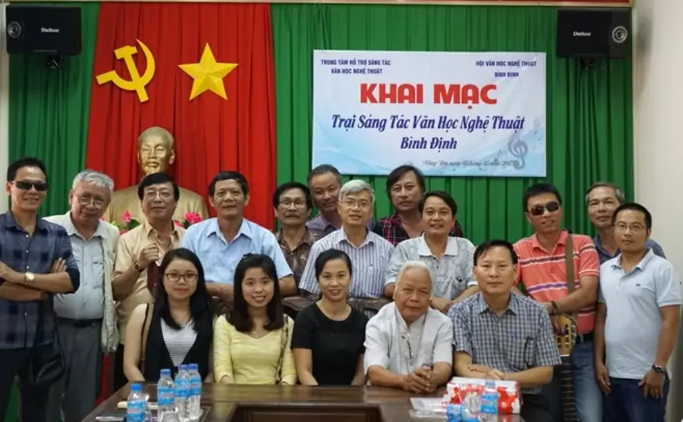 NNƯT Yang Đêu (hàng ngồi, thứ 2 từ phải qua) trong chuyến đi sáng tác văn học nghệ thuật Bình Định 2017 tại Vũng Tàu.