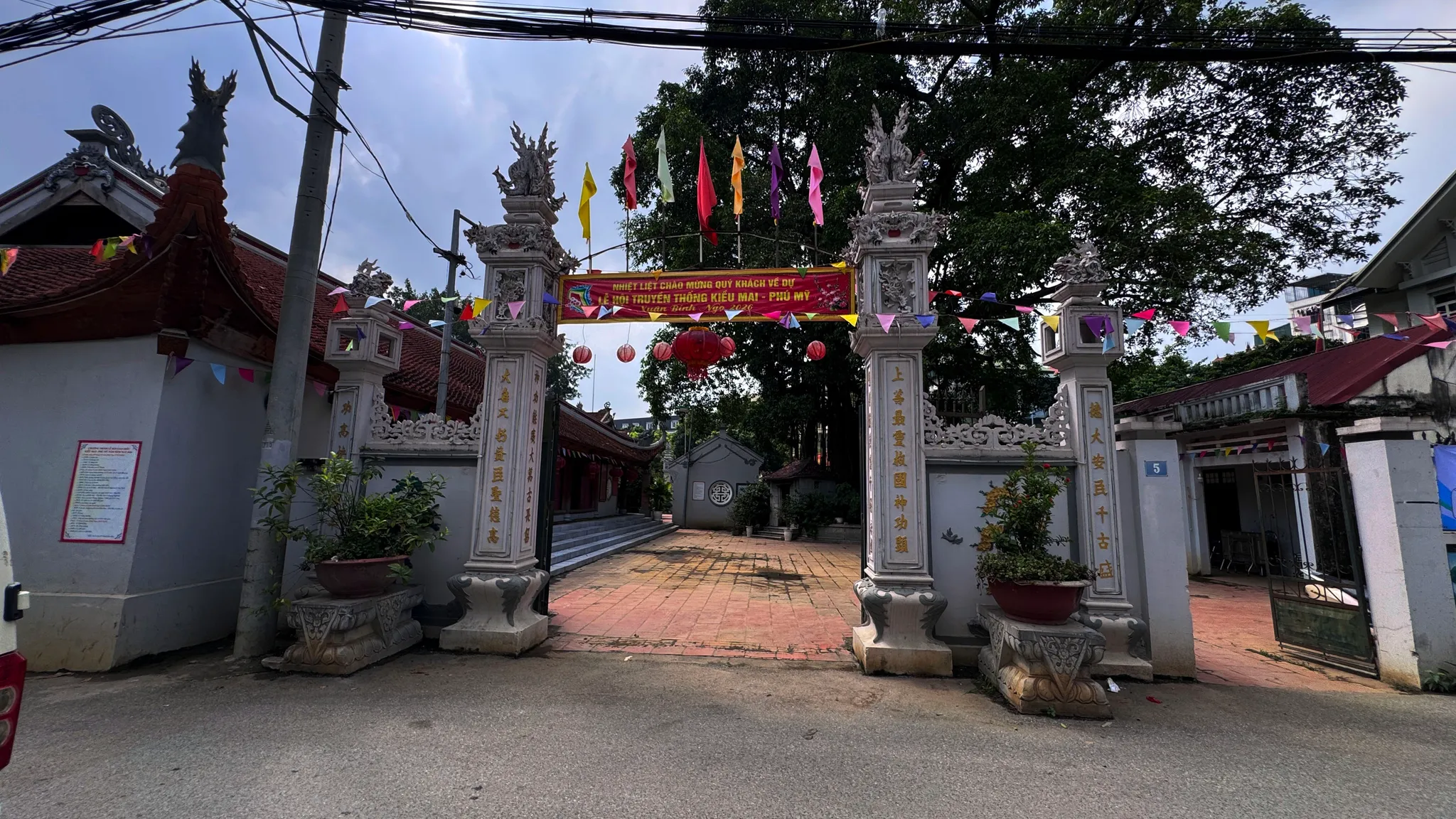 Cổng đình Kiều Mai