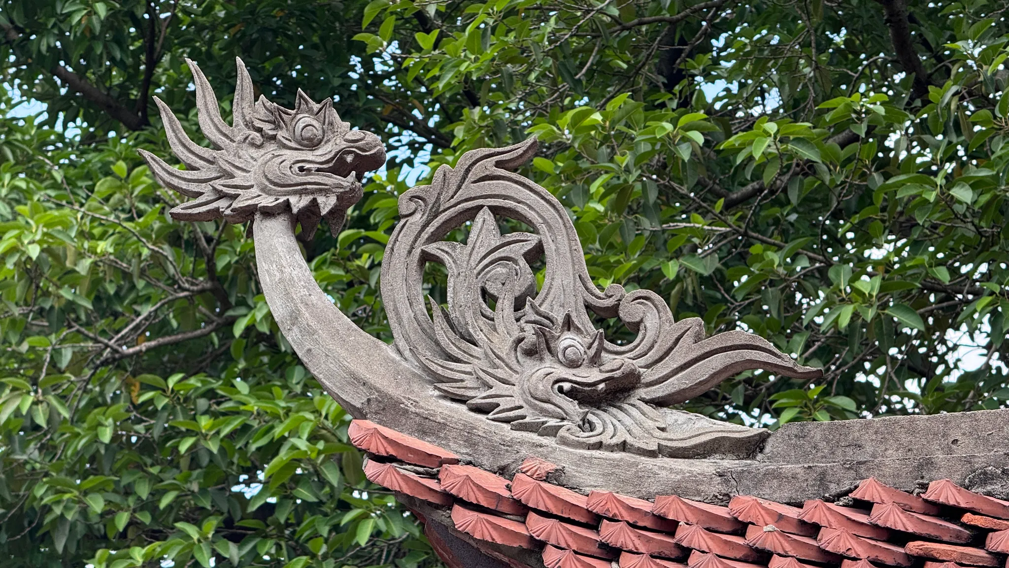 Mái đao trên đại đình Kiều Mai