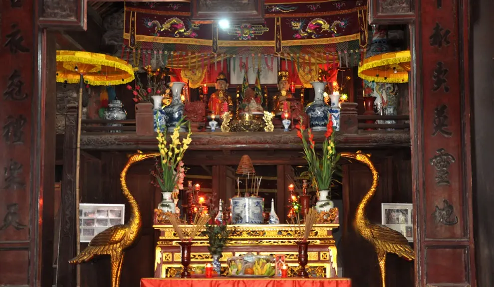 Khám thờ bên trong Đình Lâu Thượng