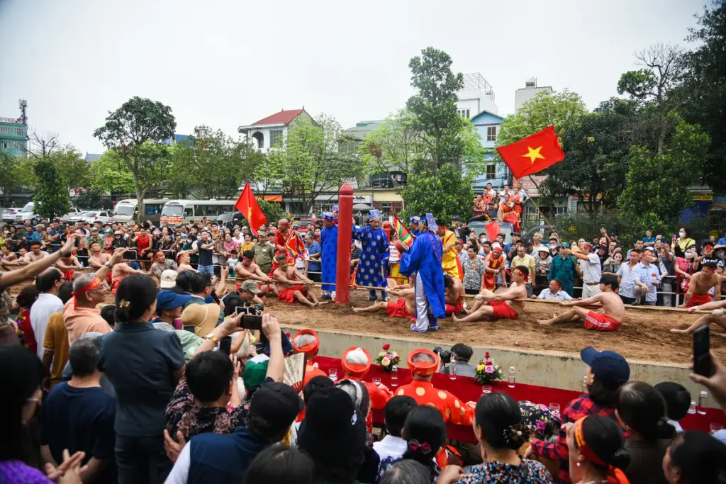 Quang cảnh hội thi kéo co ngồi tại Hội đền Trấn Vũ