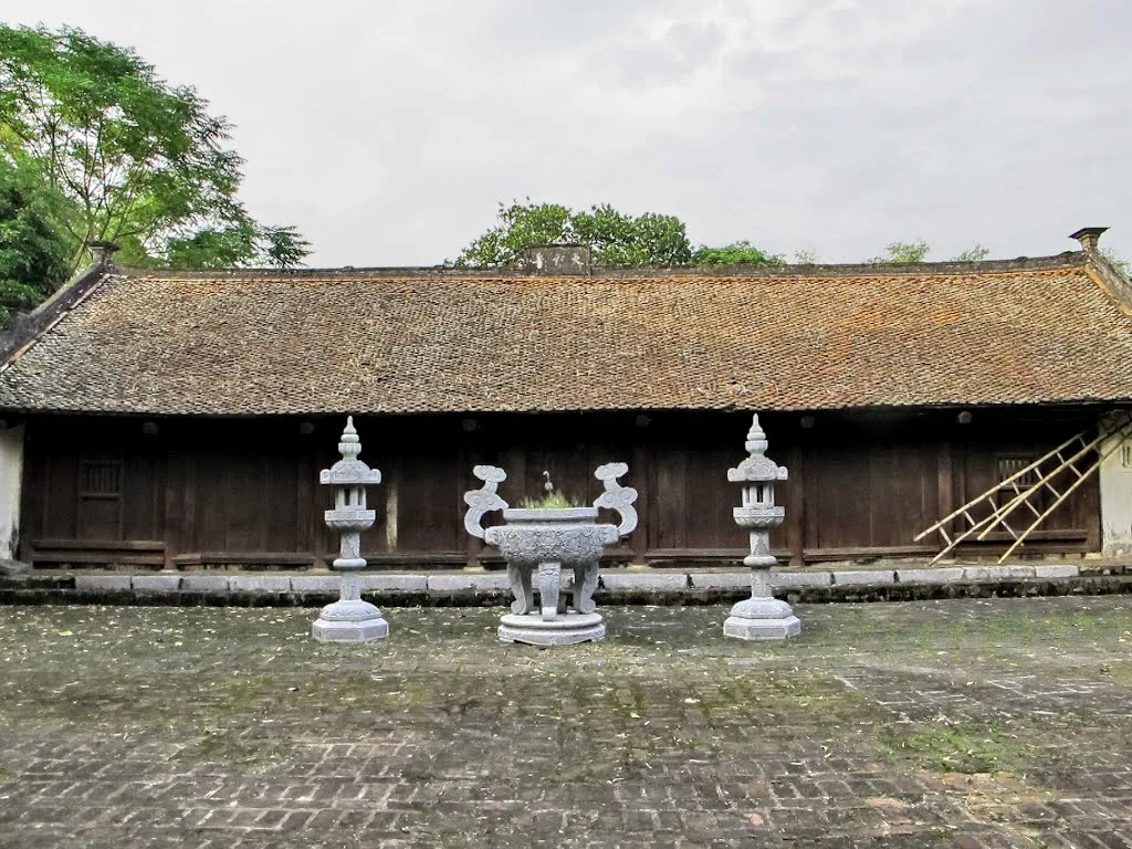 Khuôn viên Chùa Mét