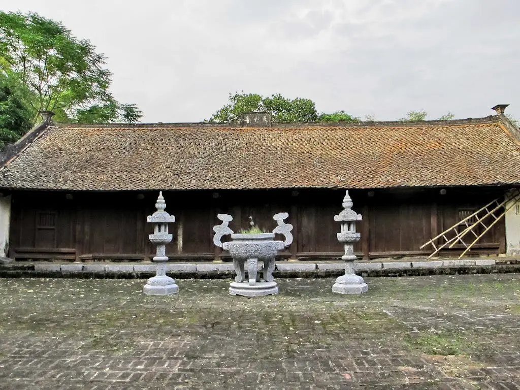 Khuôn viên Chùa Mét