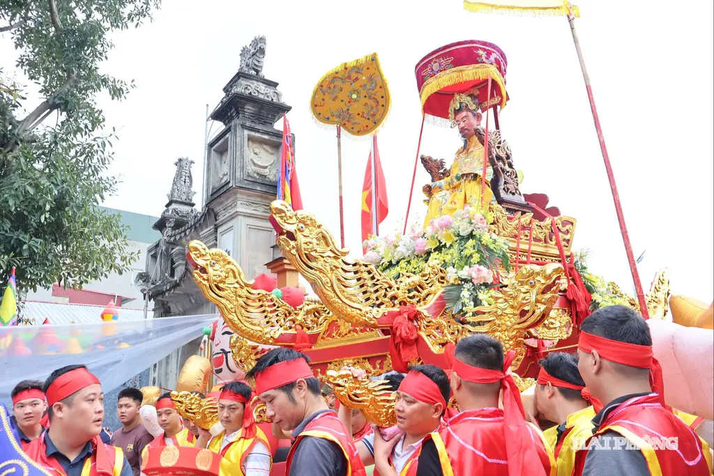 Lễ rước kiệu thánh tại lễ hội đền - chùa Cậy