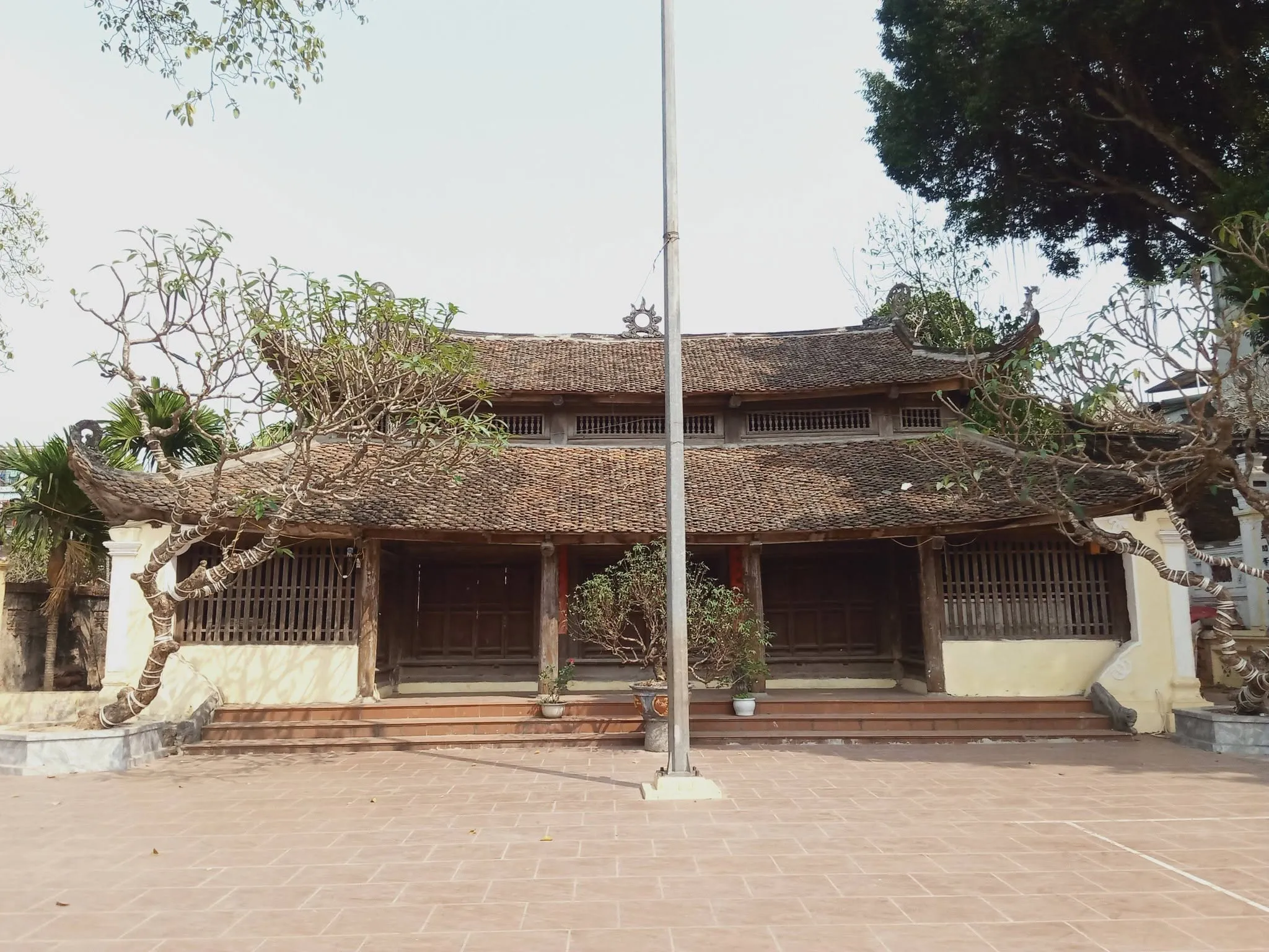 Toàn cảnh mặt trước đình Hữu Bằng