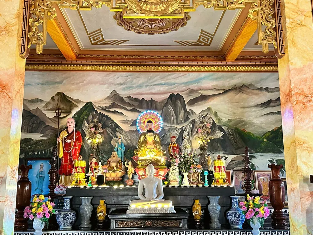 Ban thờ bên trong Chùa Hưng Thiện