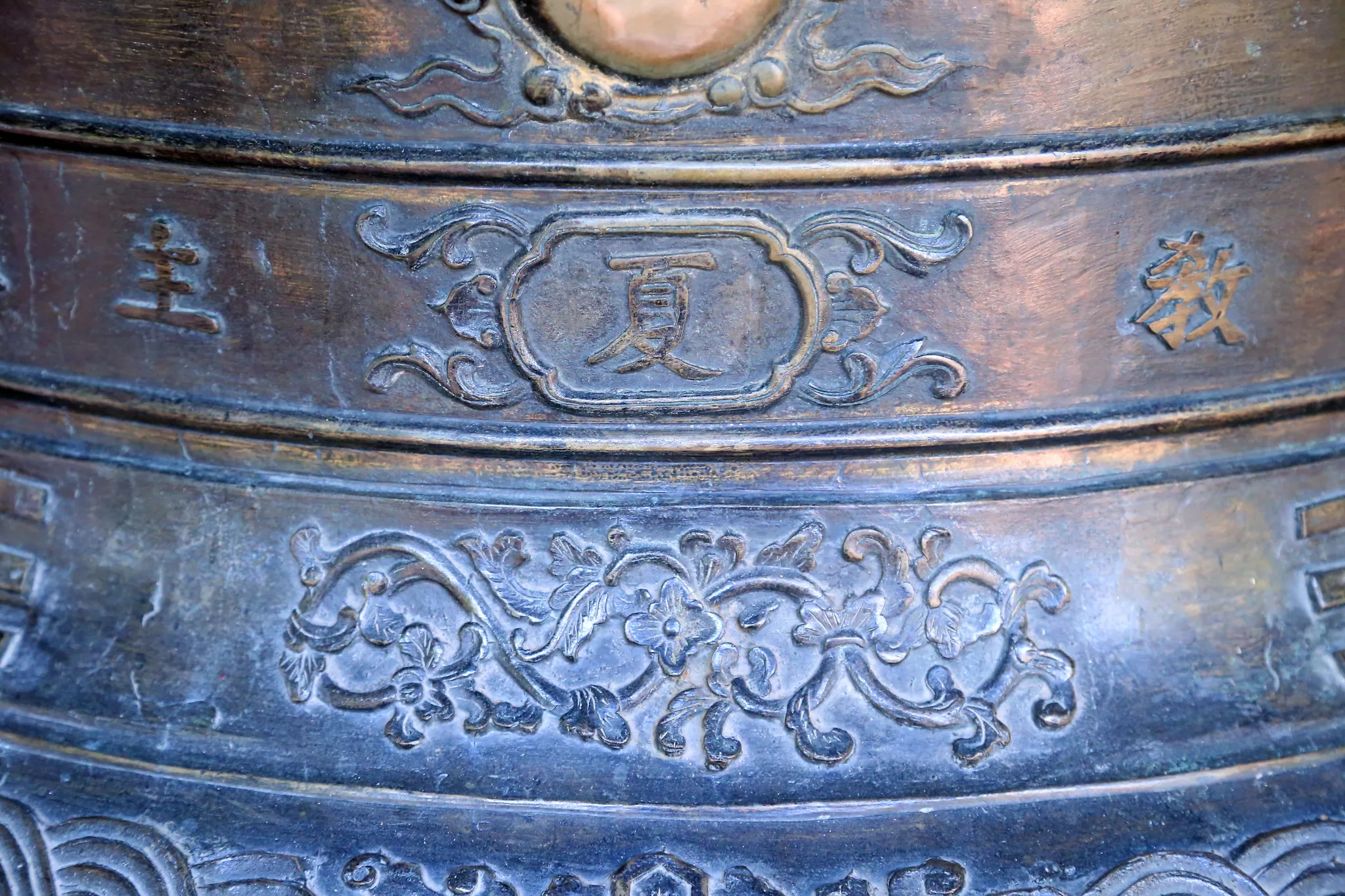 Họa tiết trên chuông chùa Linh Ứng