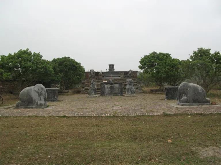 Khuôn viên Lăng Dinh Hương