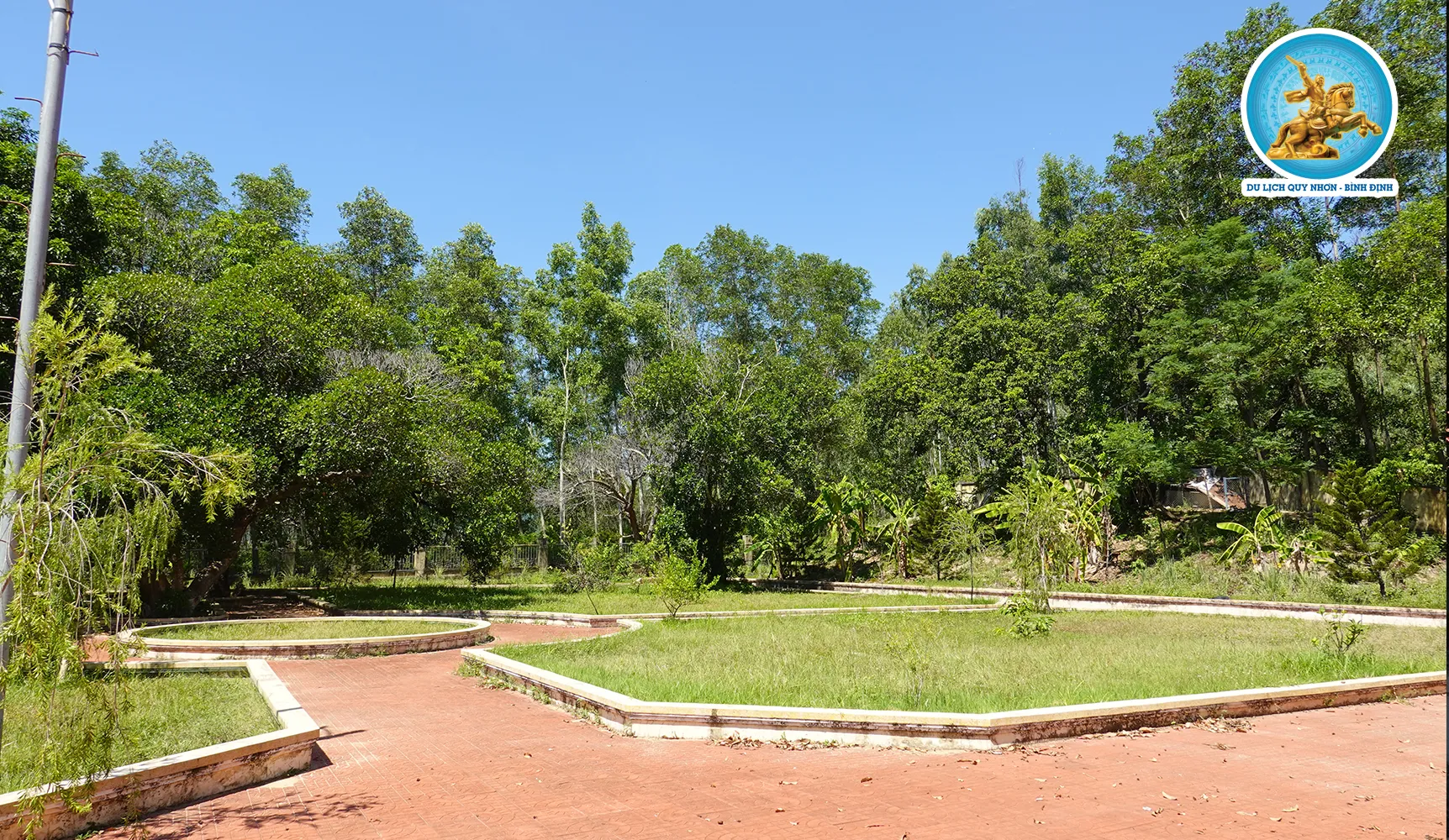 Khuôn viên Lăng Mai Xuân Thưởng