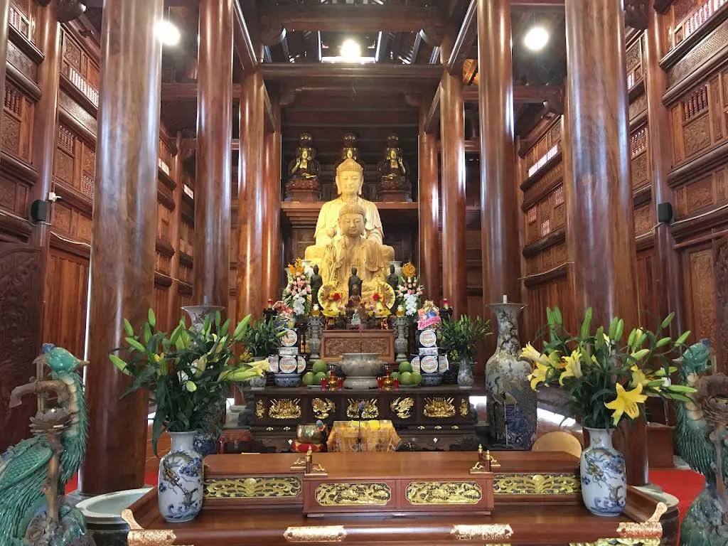 Cảnh quan bên trong di tích Chùa Cự Đà (Khoan Tế)