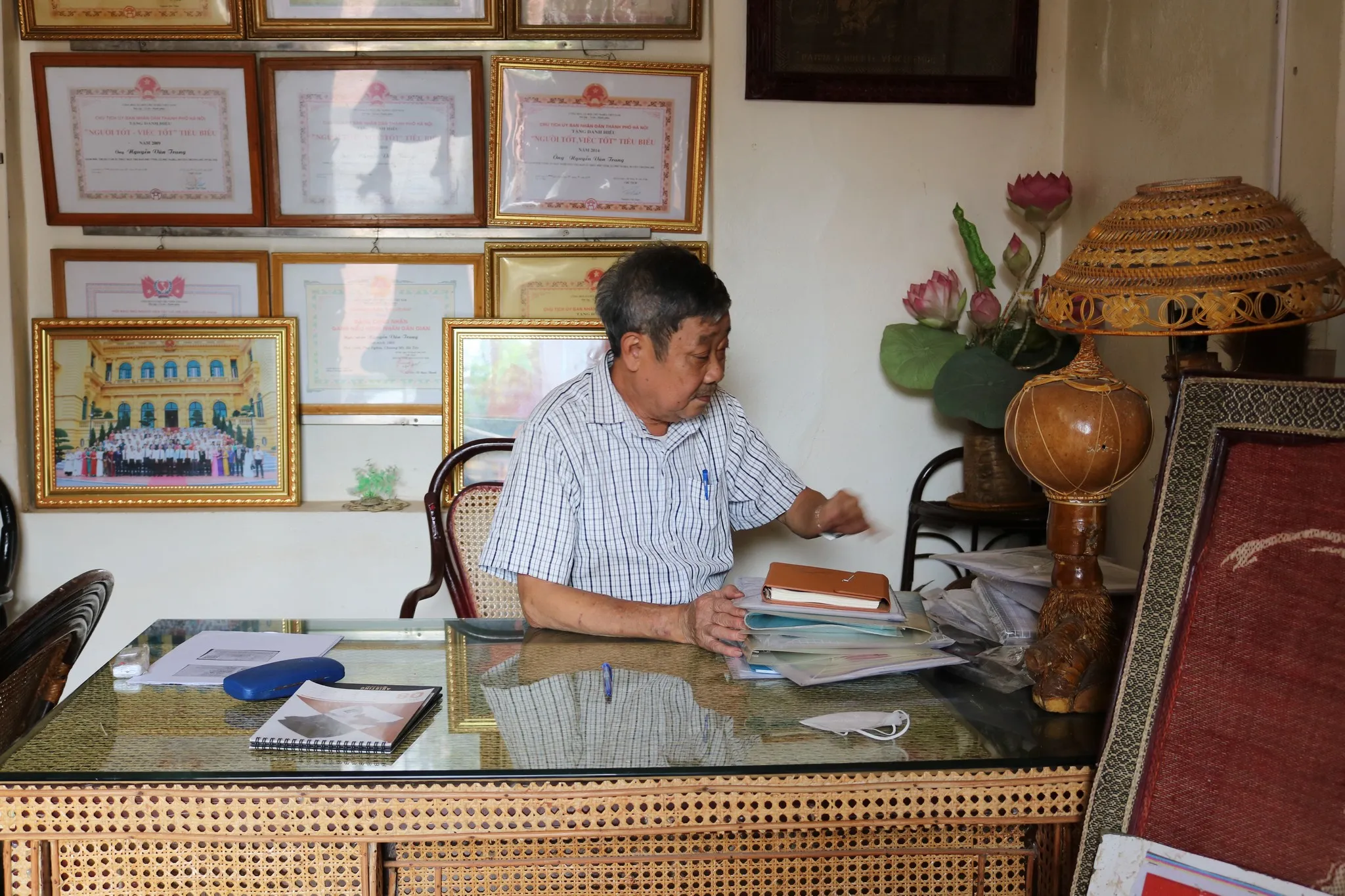 Nghệ nhân nhân dân Nguyễn Văn Trung bên bàn làm việc tại gia đình