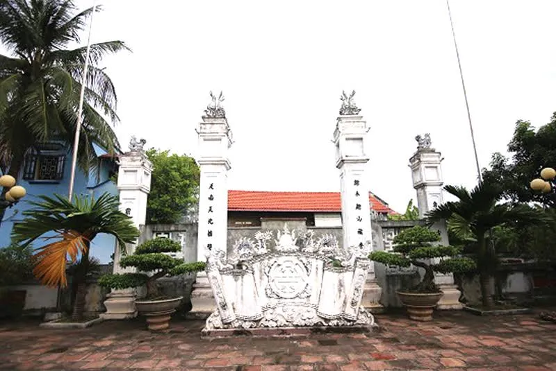 Bình phong cuốn thư trong khuông viên Mộ và nhà thờ Nguyễn Sư Mạnh