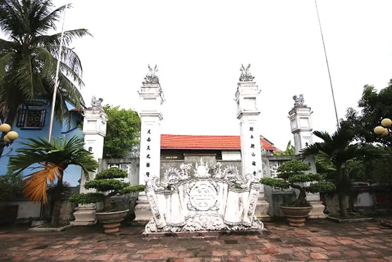 Bình phong cuốn thư trong khuông viên Mộ và nhà thờ Nguyễn Sư Mạnh