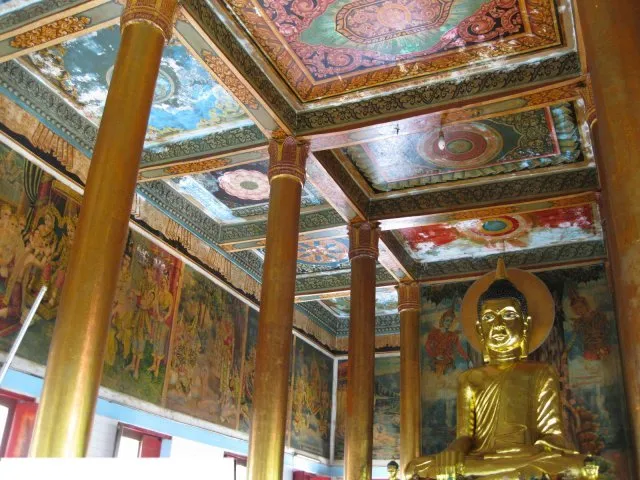 Bên trong Chùa Vàm Ray